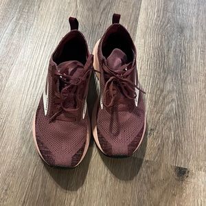 Brooks energize tennis shoe